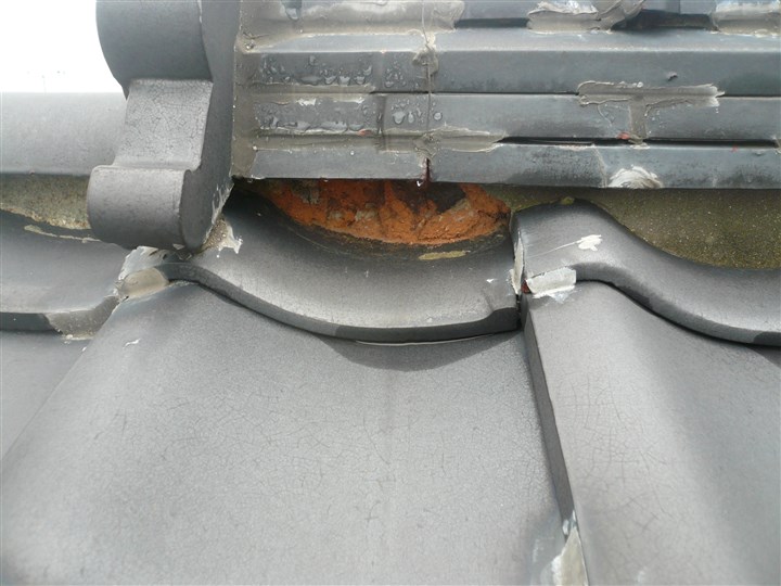 屋根の上のアンテナ修理